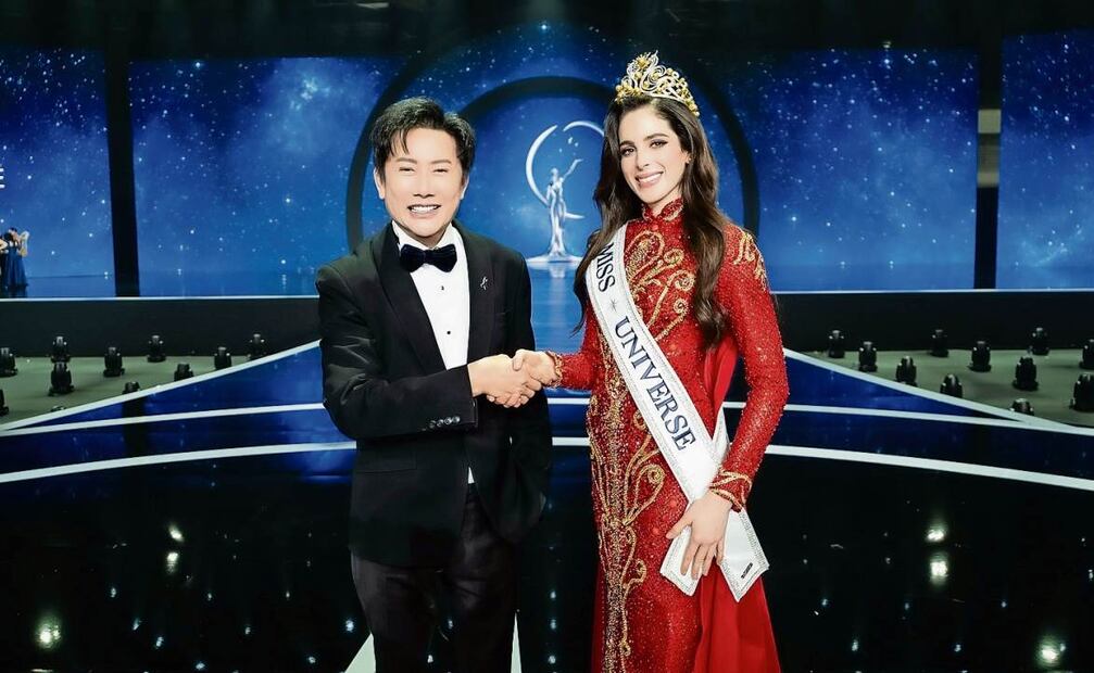 Nawat Itsaragrisil, director de Miss Universe Tailandia que la insultó, le estrechó la mano. Fotos: Miss Universe Thailand