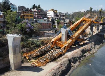 Fotos: Colapsa lanzadora de dovelas en las obras del Tren Interurbano