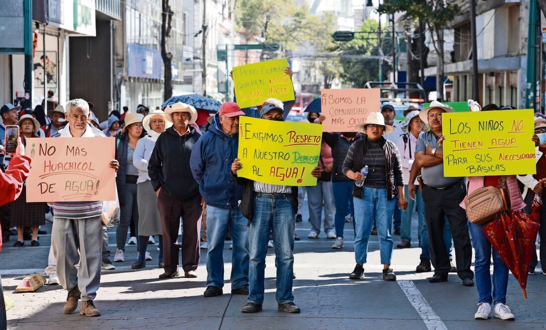 Los pobladores del barrio El Cajón marcharon por las principales calles de Toluca, y demandaron ser atendidos por la gobernadora, Delfina Gómez. Foto: Alejandro Vargas / EL UNIVERSAL