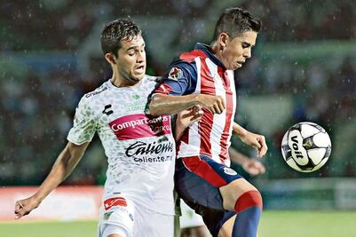Pulido se estrena y Chivas empata
