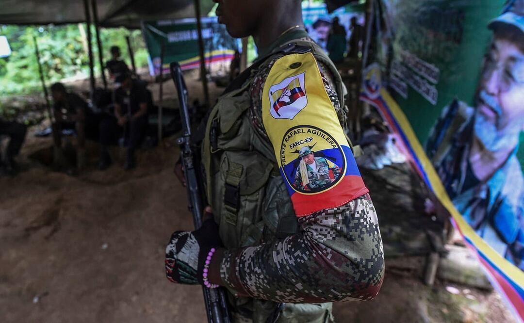 Prisioneros de guerra de otros grupos ilegales son custodiados por guerrilleros disidentes del Frente 30 Rafael Aguilera de las FARC-EP. Foto: AFP