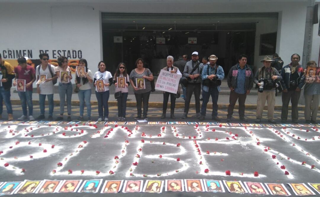 Como parte de la protesta, hicieron pintas sobre el pavimento frente a la PGJ de la CDMX (Foto: Alejandro Acosta)