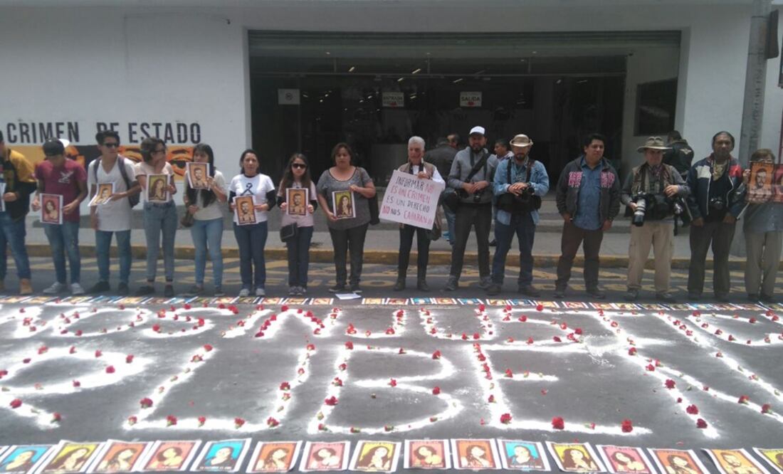 Como parte de la protesta, hicieron pintas sobre el pavimento frente a la PGJ de la CDMX (Foto: Alejandro Acosta)