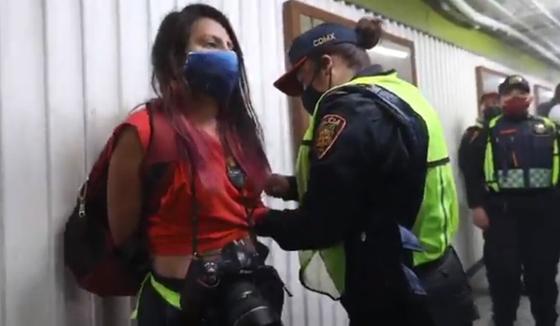 Captura de pantalla, Retención de reportera en interior del metro Hidalgo durante la Marcha del 8M