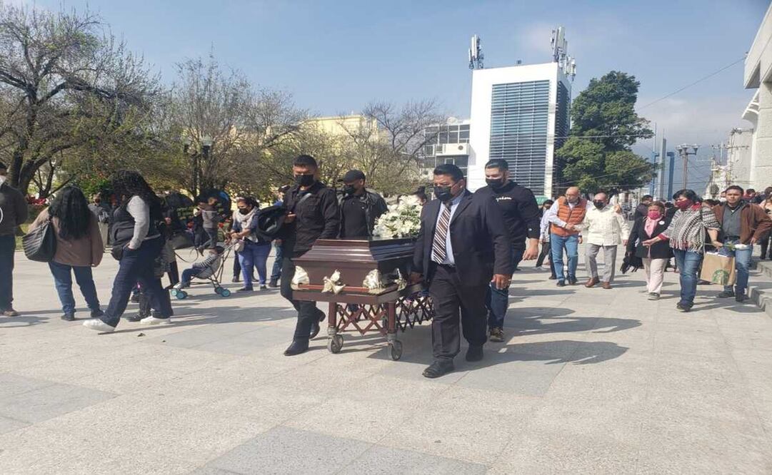Junto al ataúd estuvieron niños, mujeres, hombres y adultos mayores que fueron a despedir a su líder. Foto: Roberto Aguilar/ EL UNIVERSAL