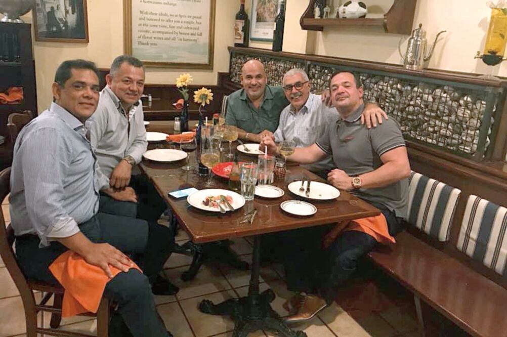 Antonio Rosenthal Coello (primero a lader.), en libertad condicional en un caso de narcotráfico, festeja con dirigentes deportivos un título que ganó el Club Deportivo Marathon, de Honduras, del que fue presidente. (FOTOS: ESPECIAL)