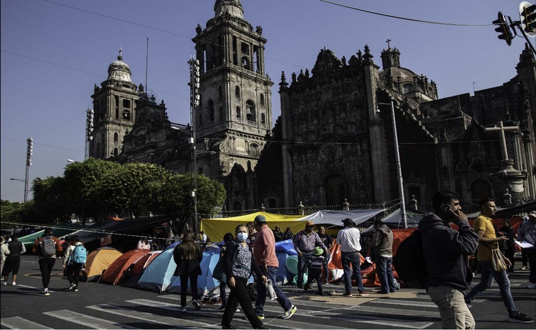 Luego de una tensa mañana donde maestros integrantes de la Coordinadora Nacional de Trabajadores de la Educación (CNTE) flanquearon Palacio Nacional y, por un momento, retiraron parte de las vallas que resguardan el edificio en el Centro Histórico de la Ciudad continúan plantón en las inmediaciones del Zócalo Capitalino. Foto: Especial