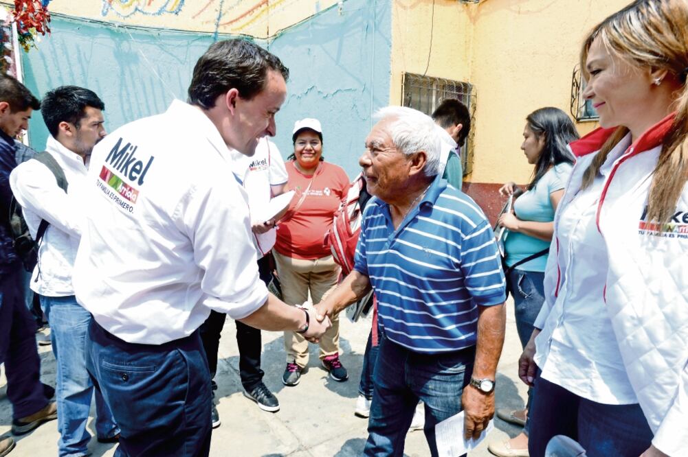 Mikel Arriola recorrió las colonias Ampliación Penitenciaria y Morelos, en la delegación Venustiano Carranza, donde escuchó peticiones de los vecinos. (ESPECIAL)
