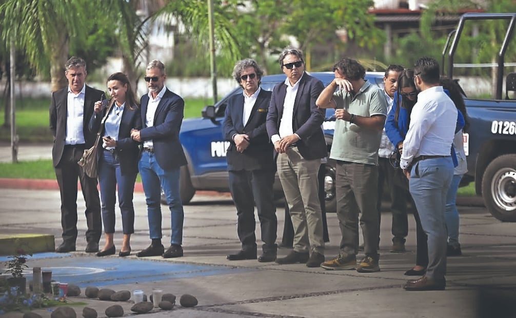 Valentín, padre de la estudiante española (de verde), ingresó a la Casa de Cultura de Cuautla en punto de las 15:50 horas para el homenaje a su hija. Foto: Tony Rivera