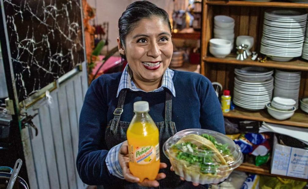 Dalia afirma que cuando da un plato de chilaquiles o tostadas de tinga a un adulto mayor se ve reflejada en su pequeño, quien murió hace unos años. Foto: Santiago Reyes / EL UNIVERSAL
