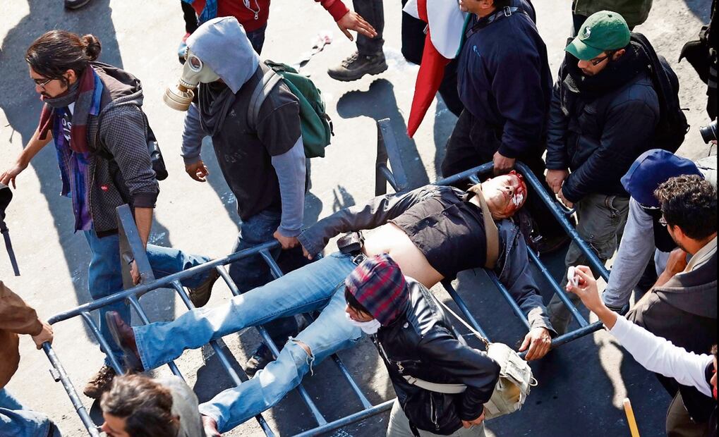 Protestas en las inmediaciones de la Cámara de Diputados por toma de protestas de Enrique Peña Nieto. Integrantes del bloque negro usan camiones para lanzarlos a los policías. Hay varios heridos; entre ellos, un joven pierde un ojo y otro resulta herido por un golpe en la cabeza, y por el que más tarde muere. Foto: archivo/EL UNIVERSAL