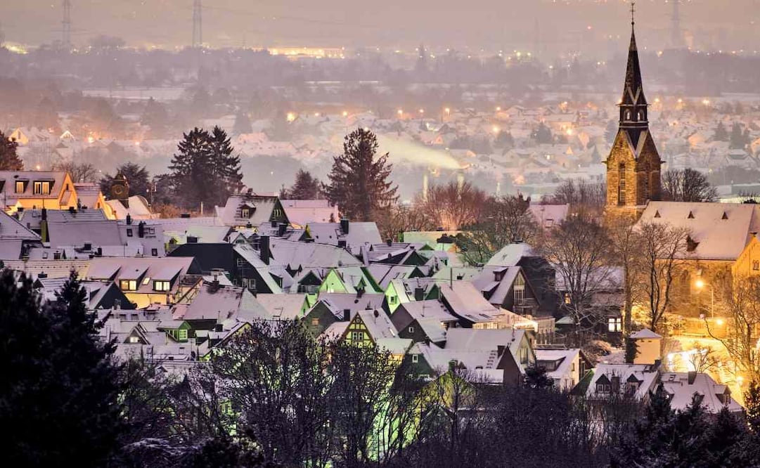 Nieve recién caída sobre los tejados de viviendas en Kronberg, cerca de Fráncfort, Alemania, el martes 6 de enero de 2026. Foto: AP