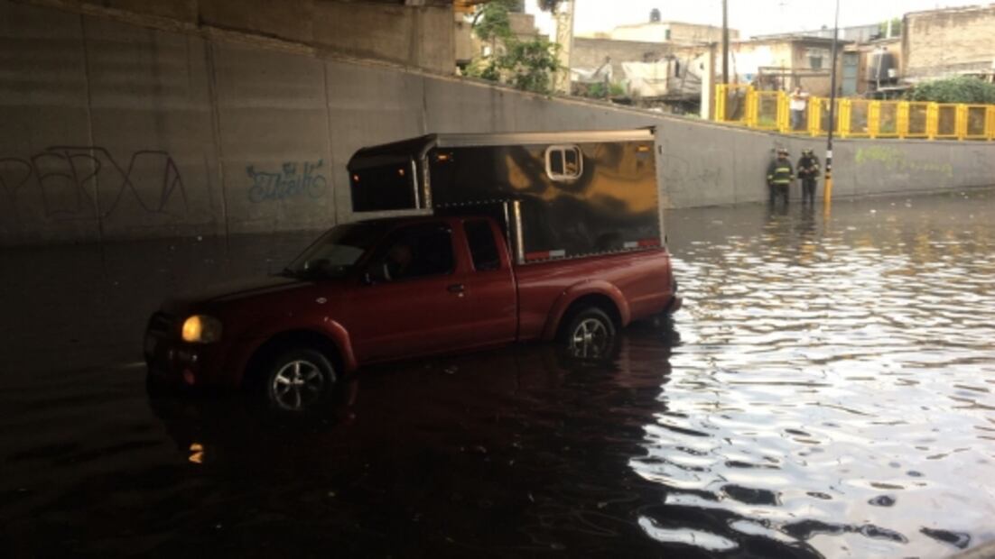 Registran inundación en bajo puente de Valle de Chalco y Tláhuac; vehículos quedan varados