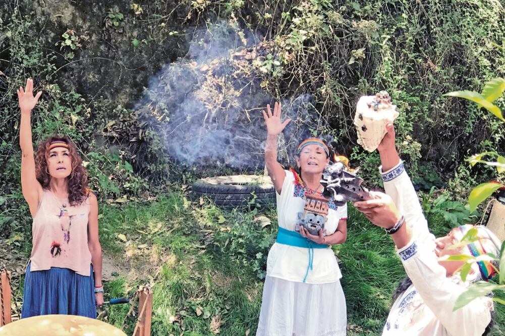 Con el sonido de un caracol, tambores e incienso, más de 200 pobladores de San Luis Ayucan realizaron un ritual en defensa del Bosque del Agua, encabezado por Chuen Uac Zip. (REBECA JIMÉNEZ. EL UNIVERSAL)