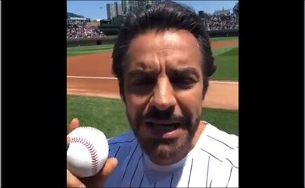 Eugenio Derbez se equivoca en primer lanzamiento del partido de los Cubs