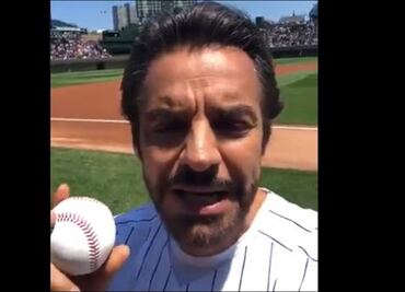 Eugenio Derbez se equivoca en primer lanzamiento del partido de los Cubs