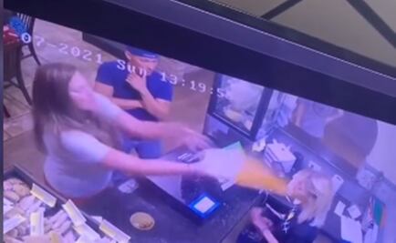 Captan en video a mujer que arrojó un plato de sopa caliente en la cara de una cajera en EU