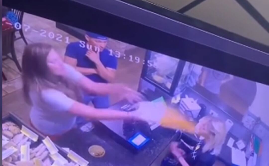 El restaurante presentó cargos contra la agresiva clienta.   Foto: Tomada del video 