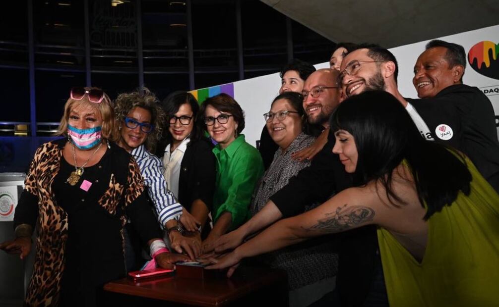 Encienden de colores el Senado por el Día Nacional contra la Homofobia, Lesbofobia, Transfobia y Bifobia. Foto: X @Pat_MercadoC