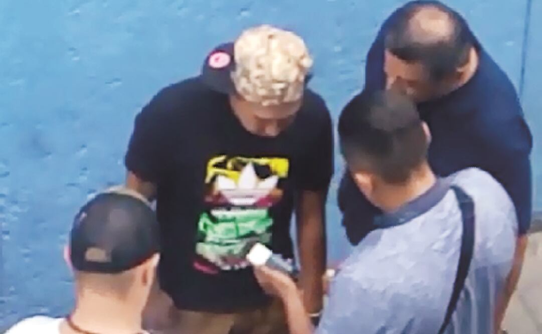 En un video se observa a los agentes de la Policía de Investigación hablar con presuntos narcomenudistas y recibir dinero. (TOMADA DE VIDEO)