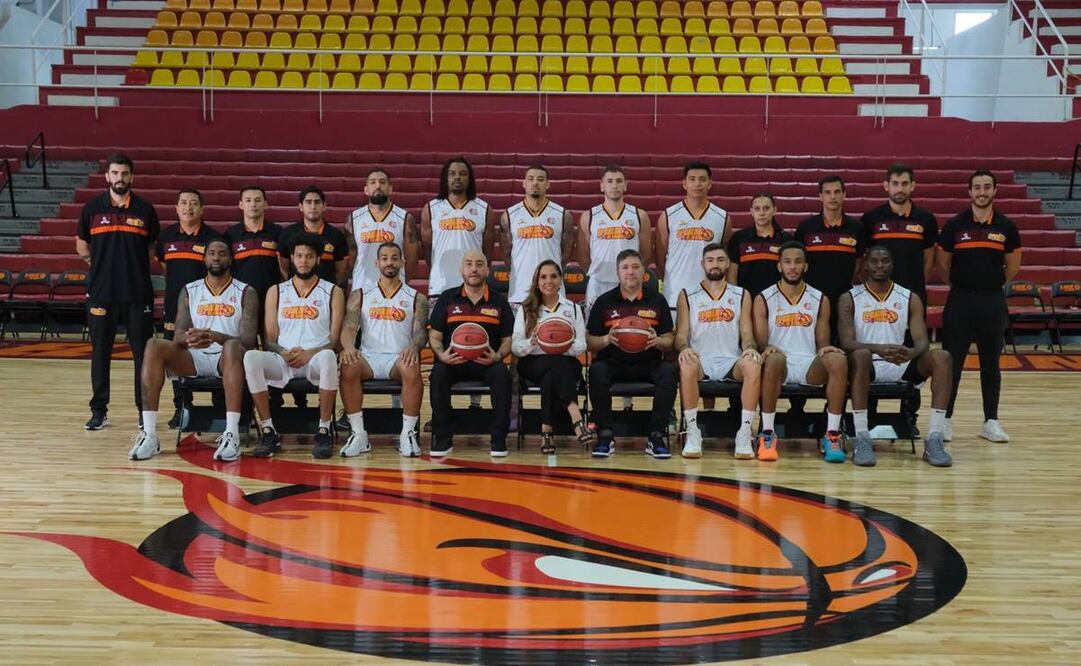 Gobernadora de Quintana Roo Mara Lezama junto al equipo "El Calor de Cancún". Foto: Especial