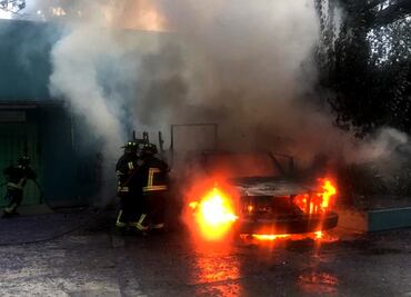 Incendian camioneta de la UNAM en CCH Azcapotzalco