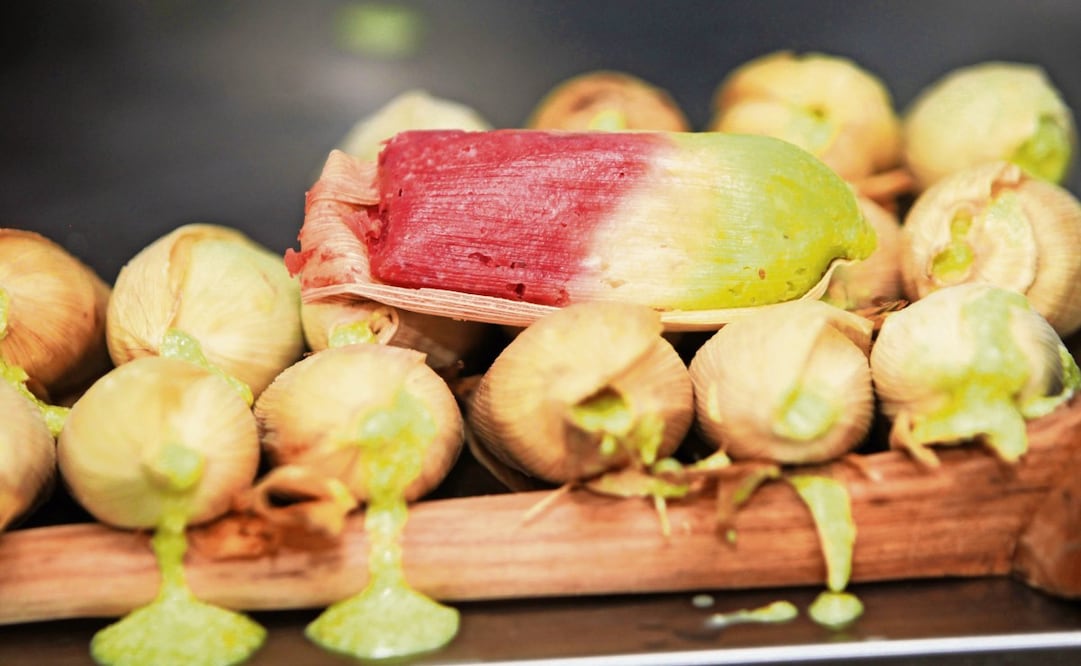 Para festejar las fiestas patrias, La Tamalería prepara un tamal dulce con los colores de la Bandera; cada color es un sabor diferente. Foto: EDWIN HERNÁNDEZ/EL UNIVERSAL