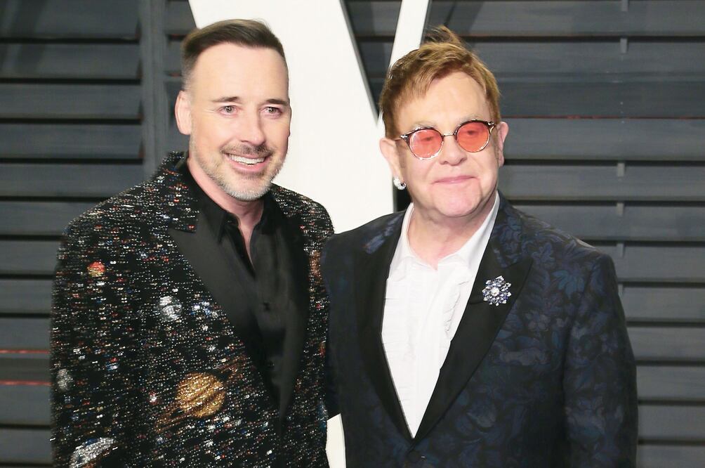 Sir Elton John llegó al evento con David Furnish, su pareja (AFP)