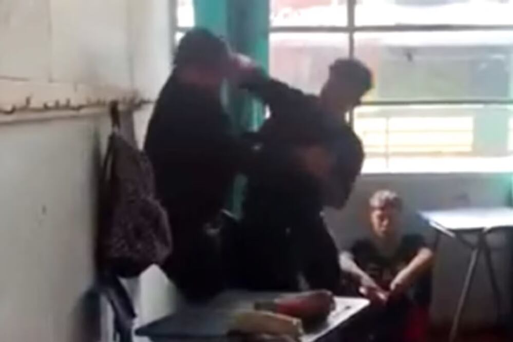 El momento en el que el joven estudiante lograr asestarle un golpe al docente chileno. Foto: Especial