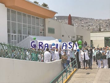 En IMSS arman homenaje a médicos, pero olvidan cubrebocas y sana distancia