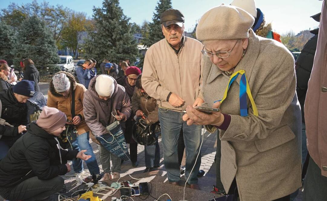 7 millones de hogares en Ucrania se quedaron sin electricidad por bombardeos ruso. Foto: Efrem Lukatsky/AP
