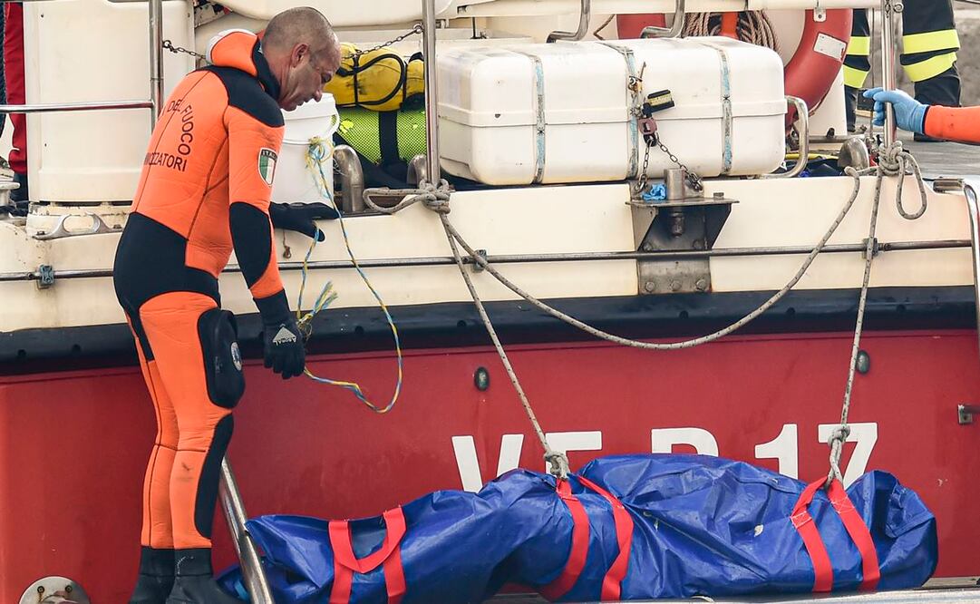 Rescatan el último cadáver del trágico accidenten del superyate en Sicilia. Foto: AP