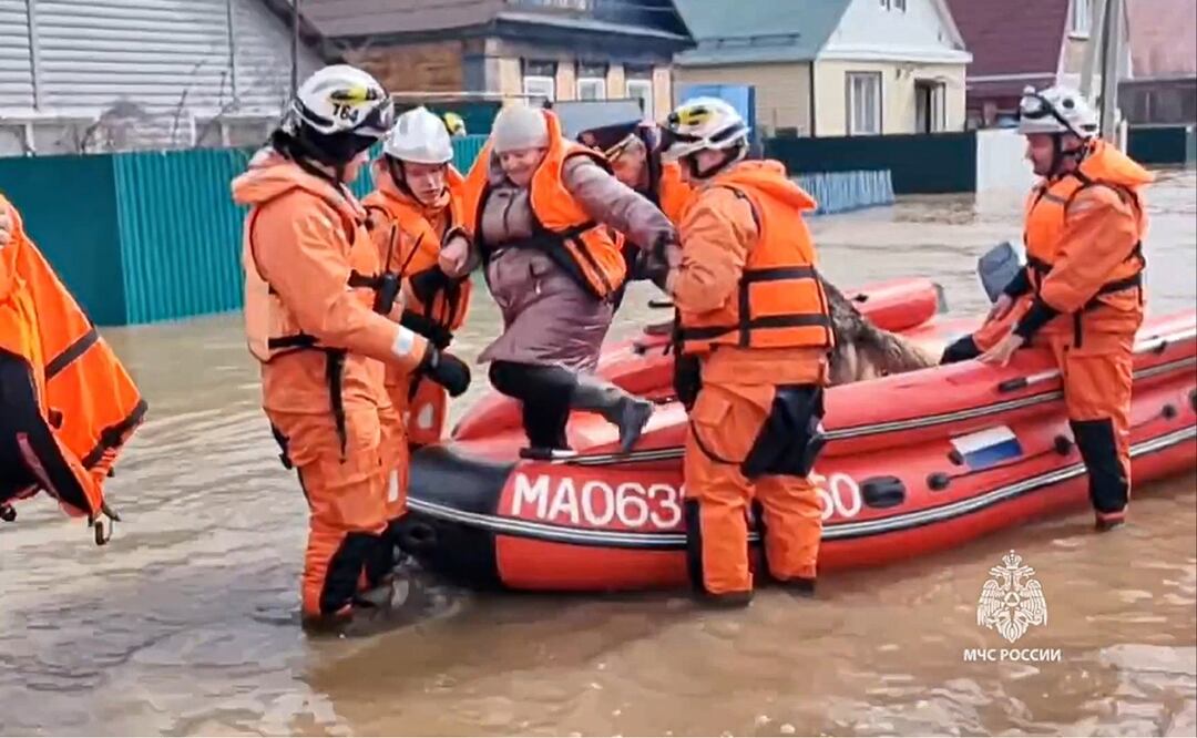 Las inundaciones se produjeron al día siguiente de la rotura de una represa el viernes en Orsk, una ciudad en la frontera con Kazajistán. Foto: AP
