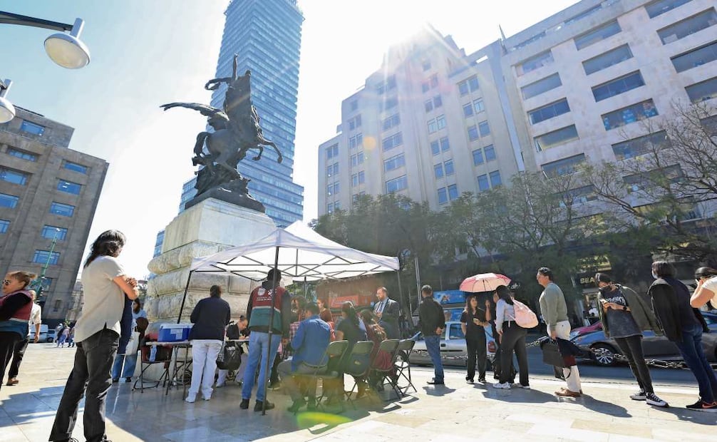 La gran demanda de vacunas contra el sarampión hizo que en algunos de los 124 puestos habilitados se agotara el biológico en dos horas y que se solicitaran más. Fotos: Osmar Alvarado y Santiago Reyes / EL UNIVERSAL