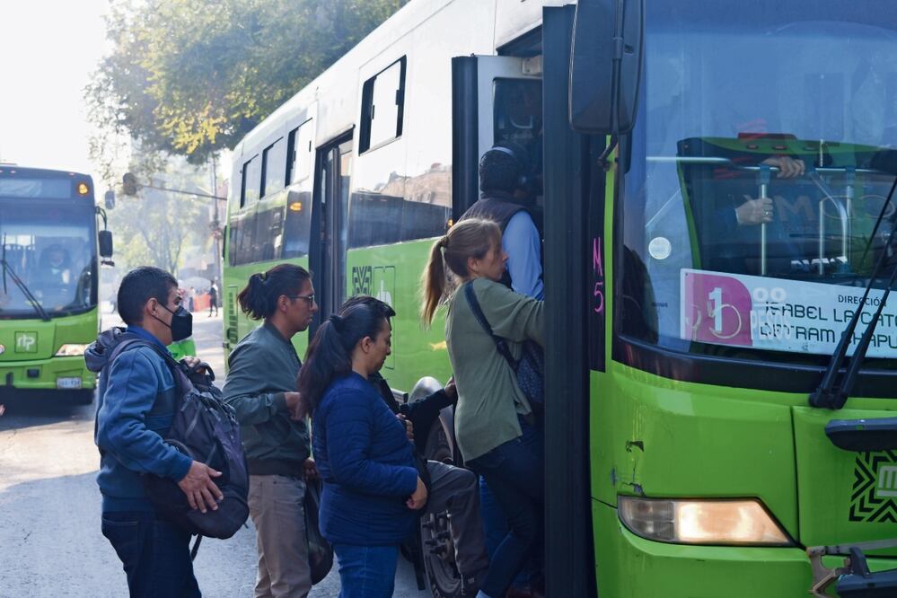 Pasajeros señalaron que el servicio de RTP tarda en llegar y hace mucho más tiempo que el Metro. Foto: Eduardo Castañeda, El Universal.