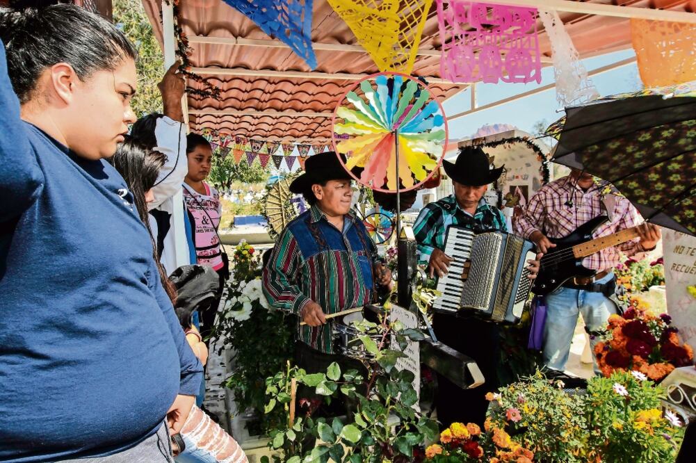 Trios, mariachis, norteños, grabadoras y bocinas, llenaron el ambiente del cementerio de acordes para dar serenata a las tumbas, las cuales estuvieron llenas de flores y adornos coloridos (GERMÁN GARCÍA. EL UNIVERSAL)