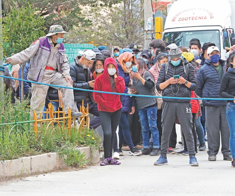 Estudiantes y fa miliares espera n informac ió n tras el accidente, en El Alto, Bolivia. Foto: MARTIN ALIPAZ. EFE