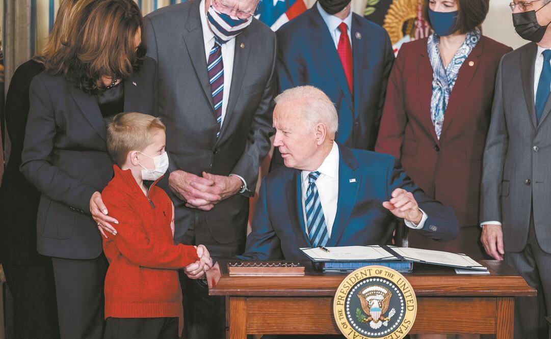 El presidente Joe Biden saluda al hijo de un oficial asesinado, antes de firmar la Ley de Protección de Funcionarios y Empleados Federales, en Washington. FOTO: JIM LO SCALZO/ EFE