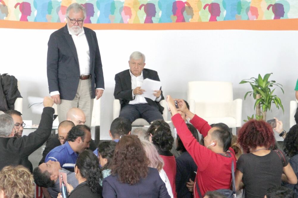 Tras reclamar justicia por no encontrar a su hija desaparecida, Fabián Sánchez se desmayó frente a López Obrador. Foto: CARLOS MEJÍA. EL UNIVERSAL