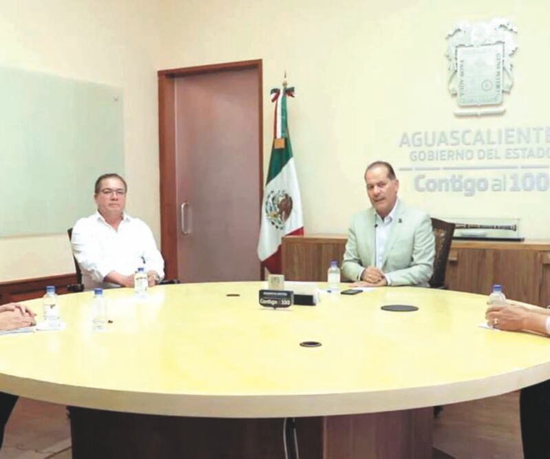 El gobernador Martín Orozco Sandoval, durante la reunión con integrantes del Consejo de Administración del Centro Comercial Agropecuario.
