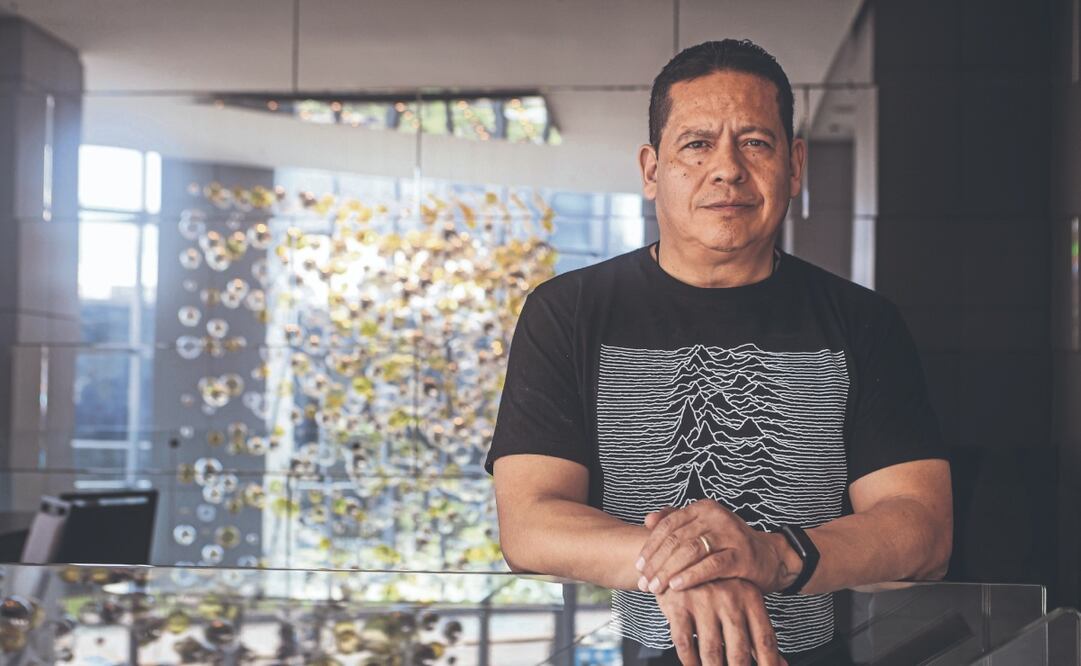 Julián Herbert congrega en Overol ensayos sobre autores mexicanos que le interesan por la confluencia de sus ideas y por sus preocupaciones estéticas. Foto: de GABRIEL PANO. EL UNIVERSAL