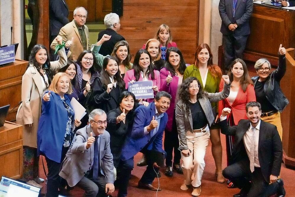 Un grupo de chilenas y chilenos festeja la aprobación de la ley de reparación a víctimas de feminicidios, Foto Gobierno de Chile