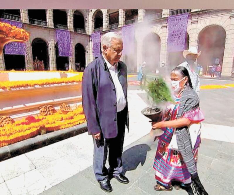 El presidente Andrés M. López Obra- dor participó en un ritual en Palacio. ESPECIAL