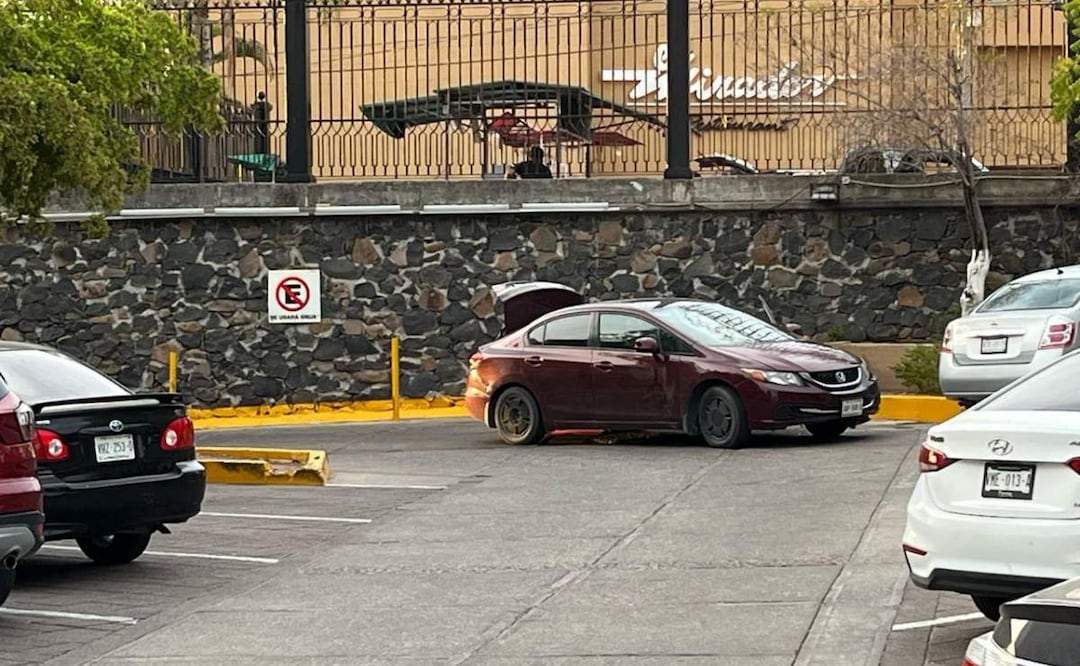 La zona fue acordonada por elementos de la Policía Estatal Preventiva tras encontrar abandonado un vehículo con presuntos cuerpos humanos en Culiacán, Sinaloa (24/04/2025). Foto: Cortesía