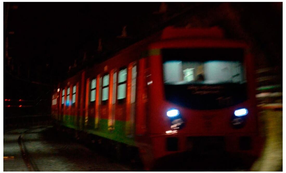 Usuarios de este transporte público cuentan la leyenda de la mujer sonriente del metro en la CDMX. Imagen: Facebook Metro CDMX