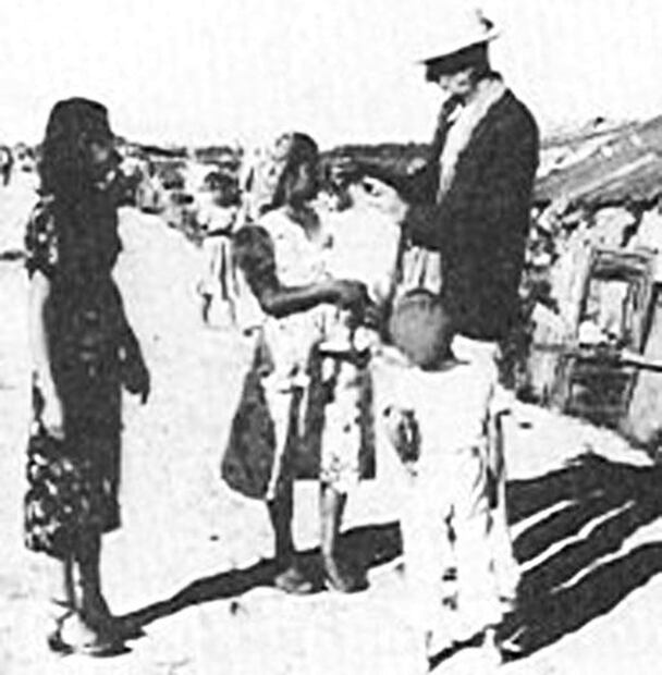 Ferree administrando una dosis de penicilina a un menor. En 1963, el veterano logró un acuerdo con la farmacéutica Pfizer para donar 30 mil dosis de penicilina al Palacio de Lecumberri; él mismo llevó la donación. Foto: Brownsville Herald/ESPECIAL