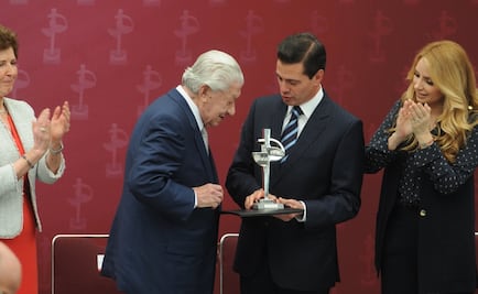 Enrique Peña Nieto reconoce a Ignacio López Tarso con premio Luz de Plata
