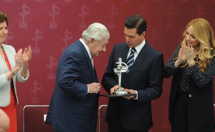Enrique Peña Nieto reconoce a Ignacio López Tarso con premio Luz de Plata
