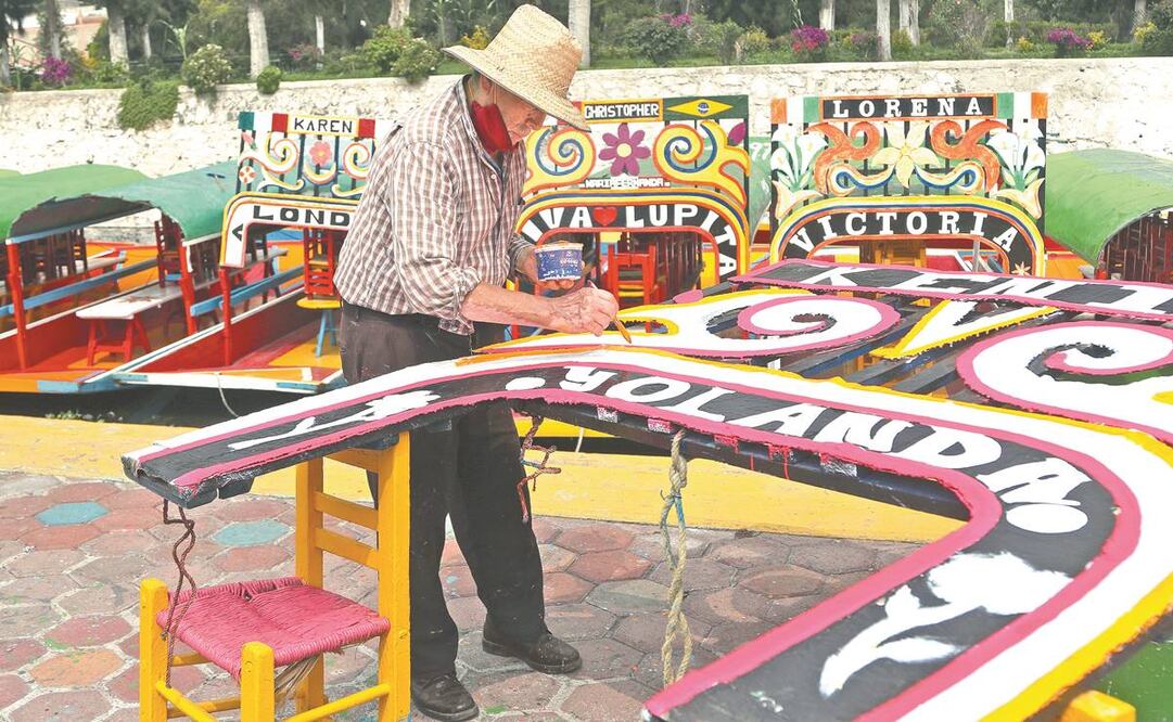 Con una alegría que no puede ocultar, Don Esteban Contreras alista a Lupita , Kenia y Yolanda, tres de las cinco trajineras que opera en el Embarcadero Nativitas, para que, tras meses de inactividad, vuelvan a navegar en Xocimilco. Fotos: CARLOS MEJÍA