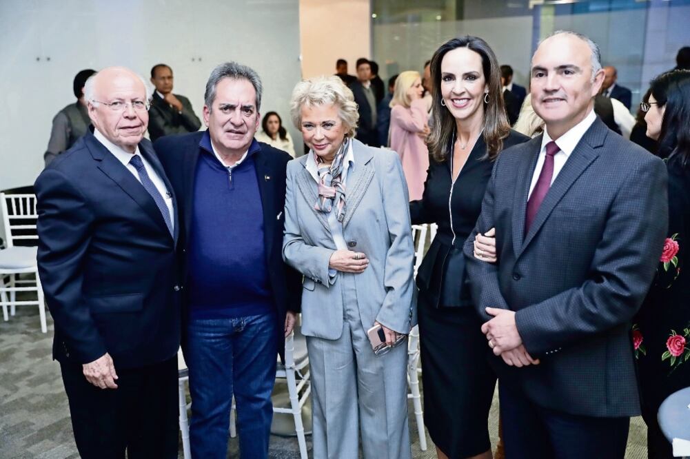 El secretario de Salud, José Narro; el ex gobernador de Aguascalientes, Carlo s Lozano; la ministra en retiro de la SCJN, Olga Sánchez Cordero; Sandra Albarrán de Calzada y el titular de la Sagarpa, José Calzada (IVÁN STEPHENS. EL UNIVERSAL)